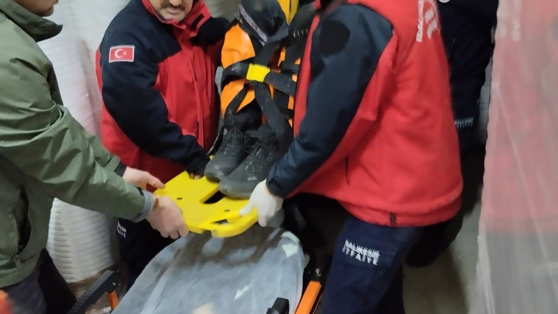 Asansör boşluğuna düşen adamı itfaiye kurtardı