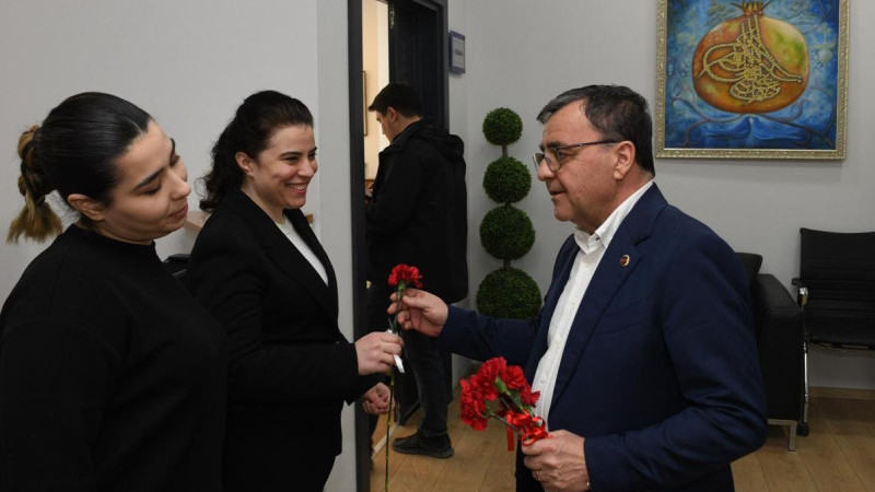 BAŞKAN ŞEHİRLİ 8 MART'I KARANFİLLE KUTLADI