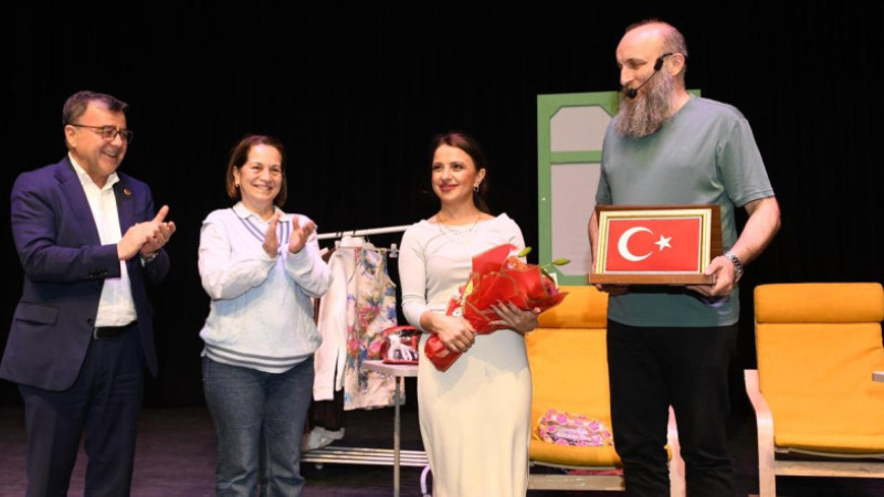 ALTIEYLÜL’DE TİYATRO DOLU GECE